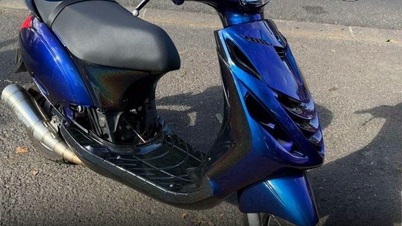 Scooter caméléon bleu vu de profil