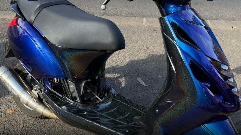 Scooter bleu caméléon et noir holographique