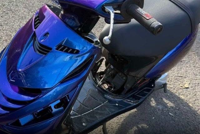 Scooter repeint en Extrême Caméléon, reflets bleu et violet