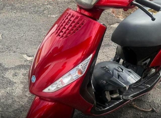 Scooter Piaggio repeint en rouge candy